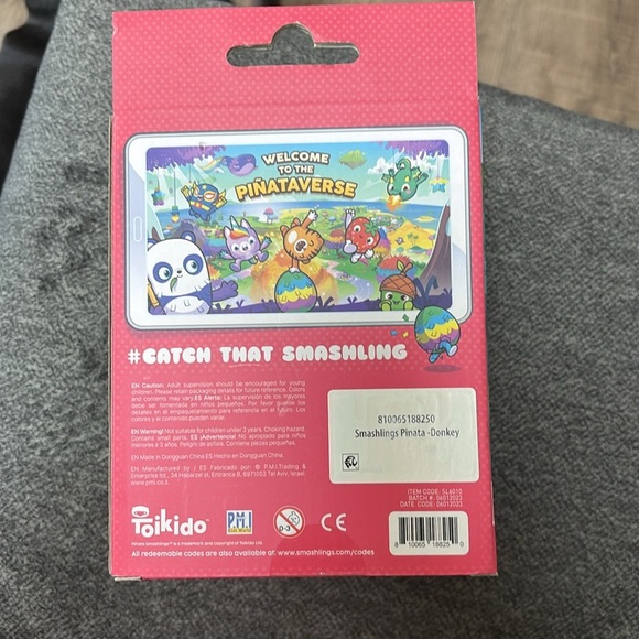 * ROBLOX Piñata Smash Lings Donkey Hidden Bubblegum Toy Figure DLC Code Included - Picture 2 of 3